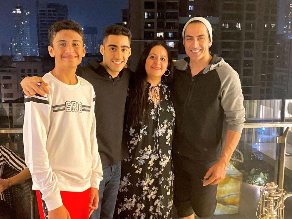 Sudhanshu Pandey bareng pasangan asli © Instagram