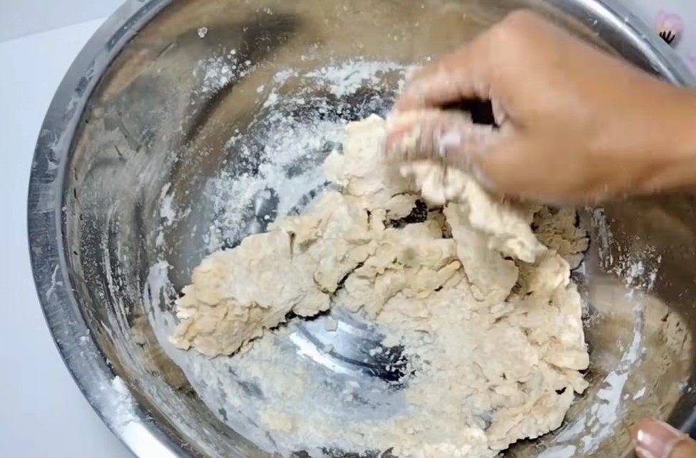 Trik membuat adonan stik bawang yang renyah dan mengembang setelah digoreng, tambah satu jenis tepung