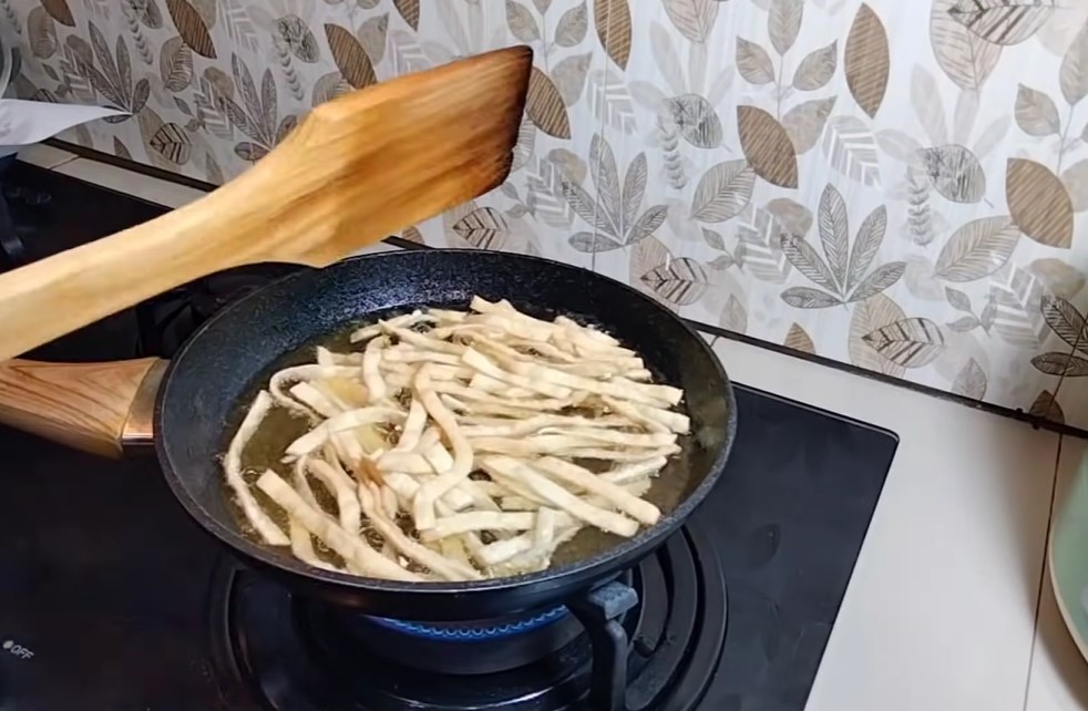 Trik membuat adonan stik bawang yang renyah dan mengembang setelah digoreng, tambah satu jenis tepung