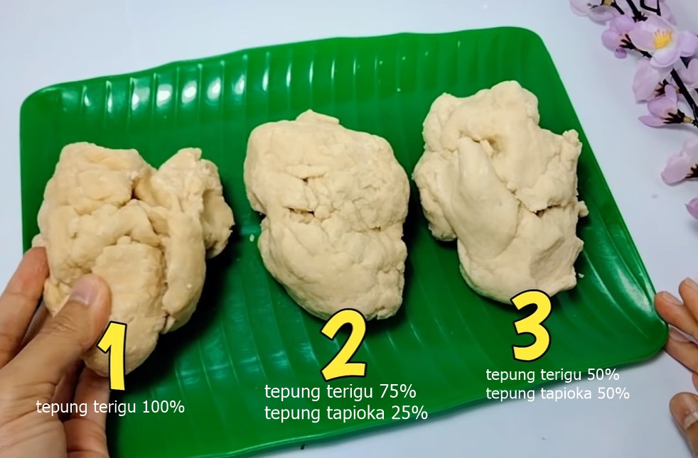 Trik membuat adonan stik bawang yang renyah dan mengembang setelah digoreng, tambah satu jenis tepung
