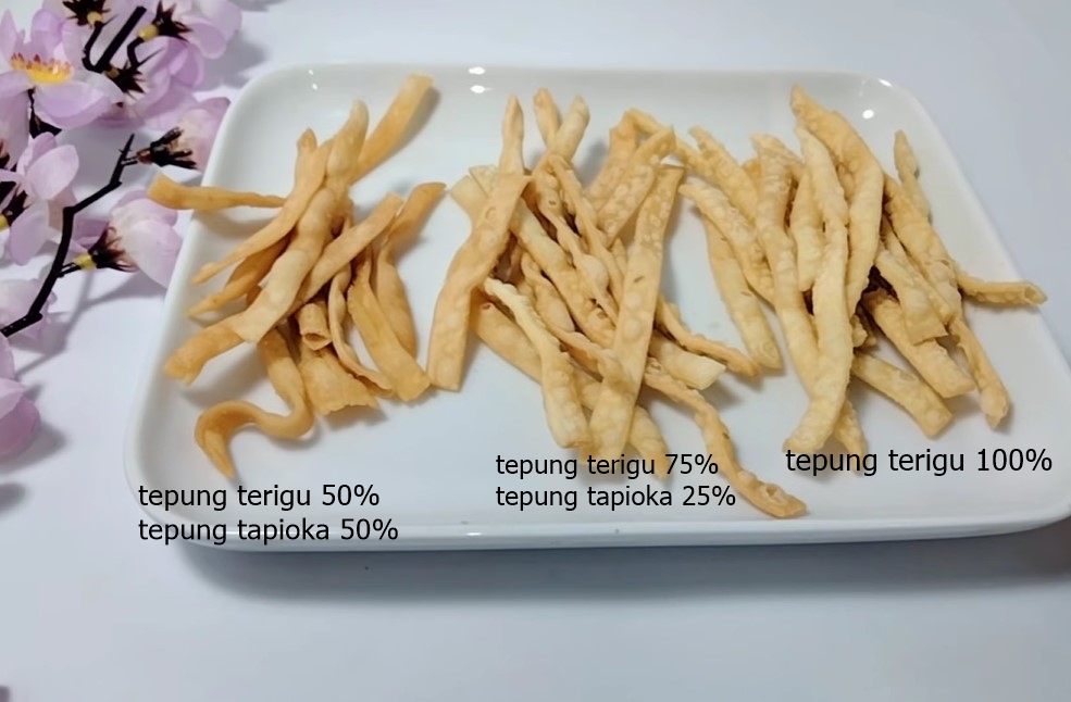 Trik membuat adonan stik bawang yang renyah dan mengembang setelah digoreng, tambah satu jenis tepung