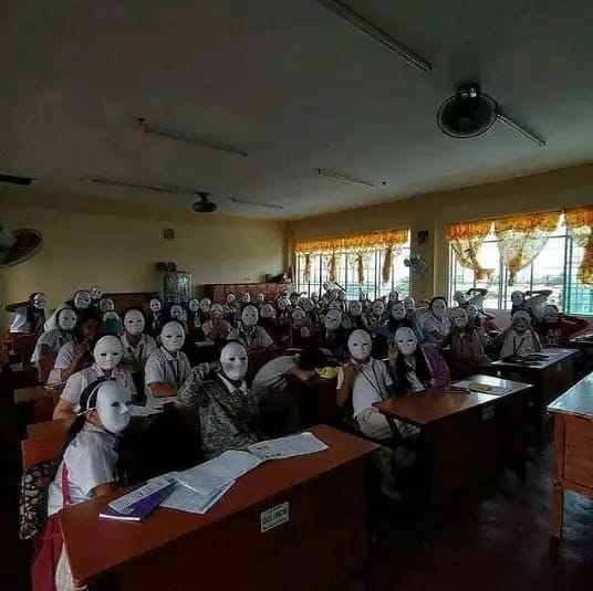 potret lucu foto bareng teman-teman kelas ini bikin nggak habis pikir © berbagai sumber