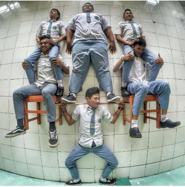 potret lucu foto bareng teman-teman kelas ini bikin nggak habis pikir © berbagai sumber