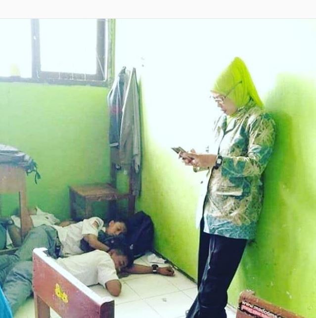 potret lucu foto bareng teman-teman kelas ini bikin nggak habis pikir © berbagai sumber
