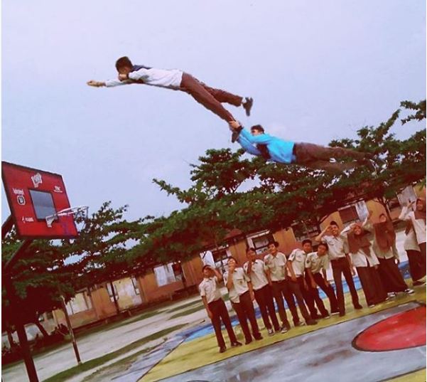 potret lucu foto bareng teman-teman kelas ini bikin nggak habis pikir © berbagai sumber