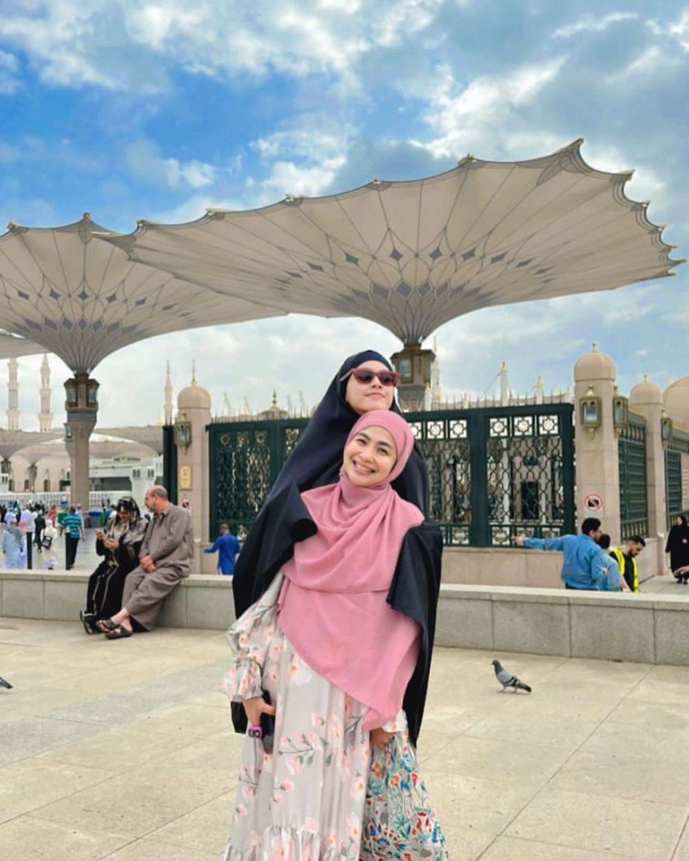 Gaya 9 seleb lakukan umrah sebelum Idul Fitri 2023, Feni Rose berhijab setelah pulang ke Indonesia 