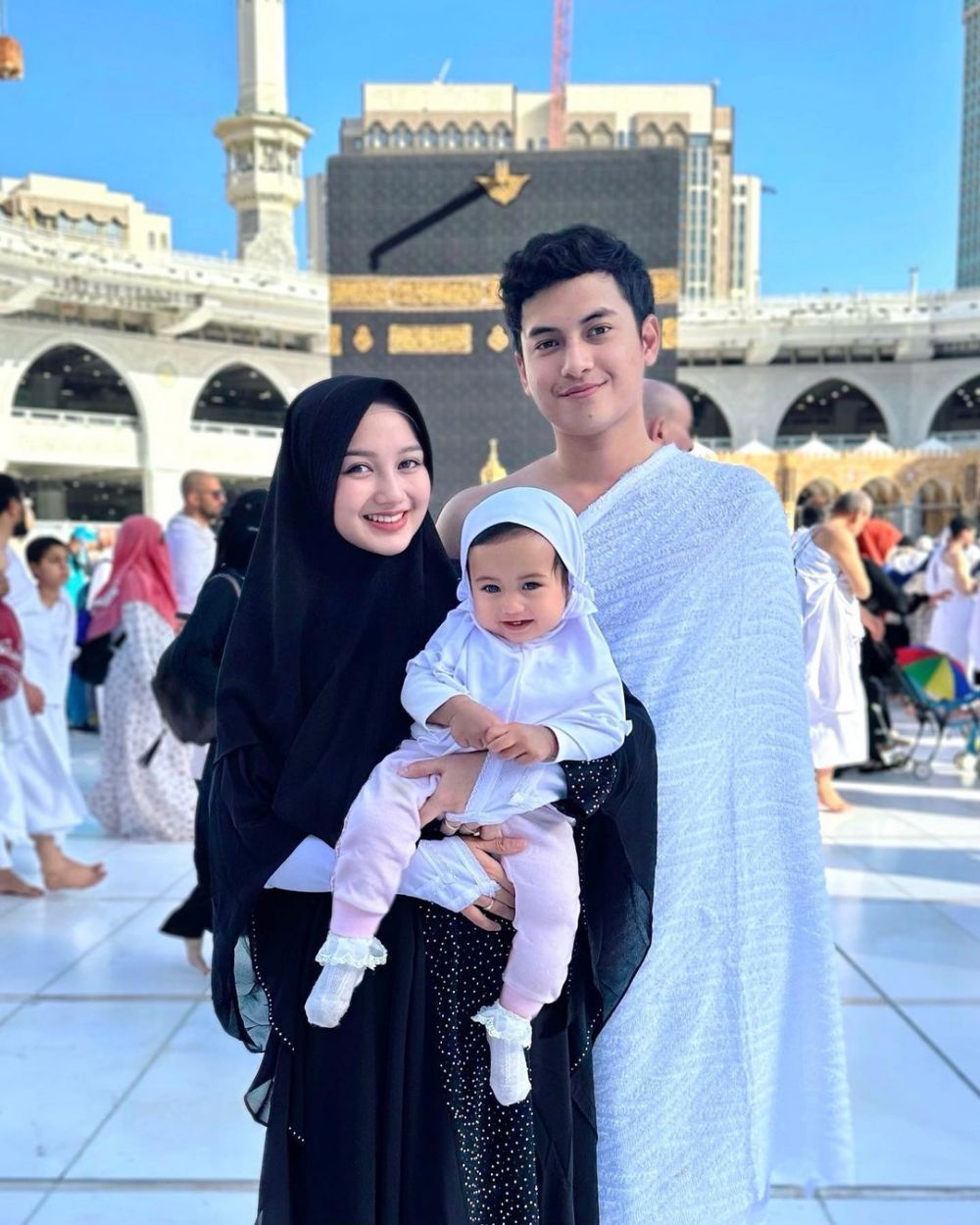 Gaya 9 seleb lakukan umrah sebelum Idul Fitri 2023, Feni Rose berhijab setelah pulang ke Indonesia 