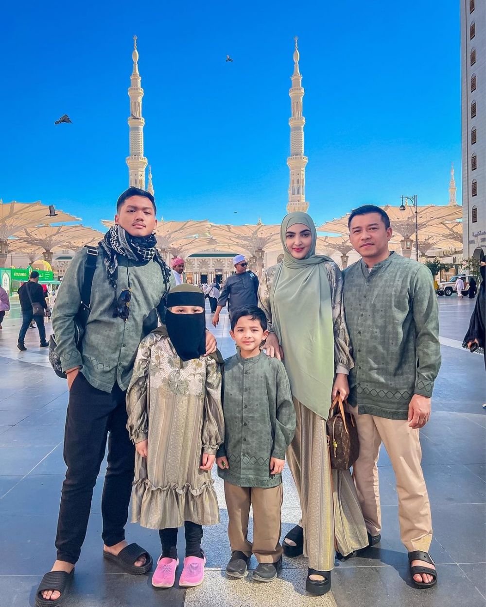 Gaya 9 seleb lakukan umrah © 2023 brilio.net