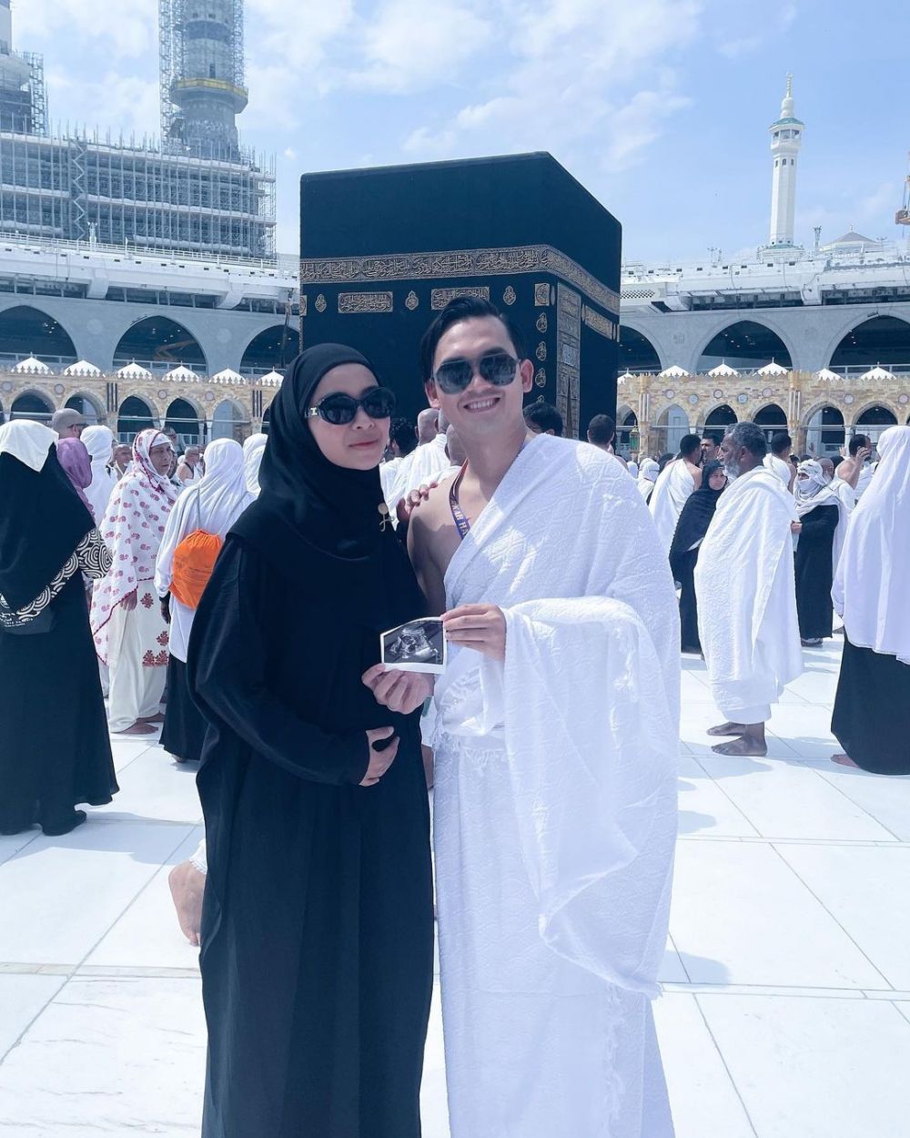 Gaya 9 seleb lakukan umrah © 2023 brilio.net