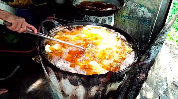Tanpa perlu direbus atau dikukus, ini trik bikin singkong keju yang gurih dan merekah saat digoreng