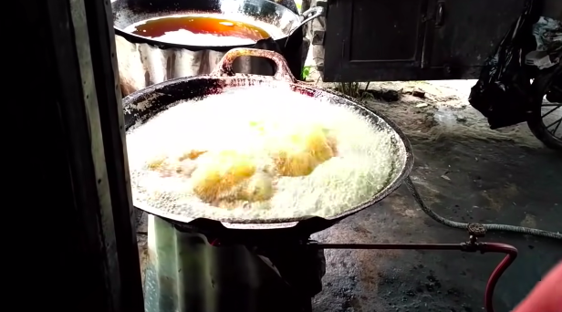 Tanpa perlu direbus atau dikukus, ini trik bikin singkong keju yang gurih dan merekah saat digoreng