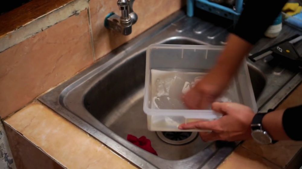 Tanpa pakai sabun cuci piring, ini trik bersihkan wadah bekas opor ayam yang menguning dan berminyak