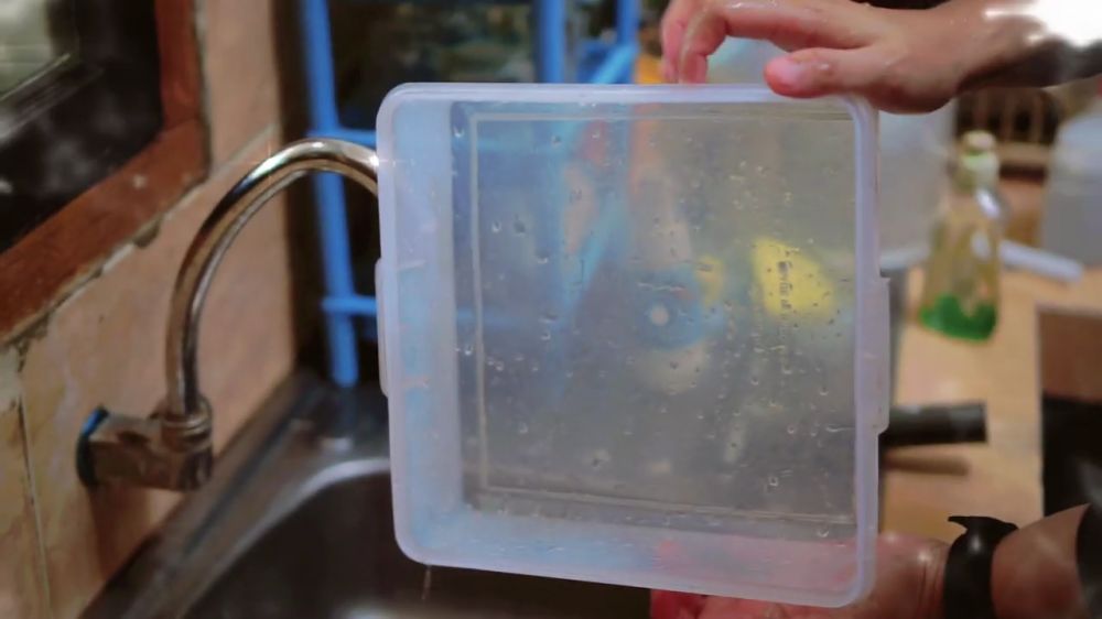 Tanpa pakai sabun cuci piring, ini trik bersihkan wadah bekas opor ayam yang menguning dan berminyak