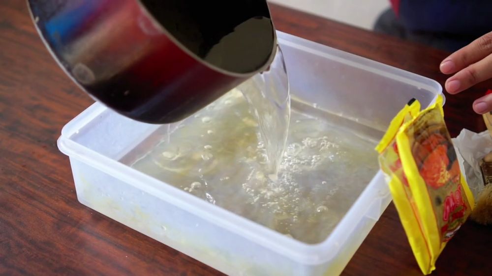 Tanpa pakai sabun cuci piring, ini trik bersihkan wadah bekas opor ayam yang menguning dan berminyak