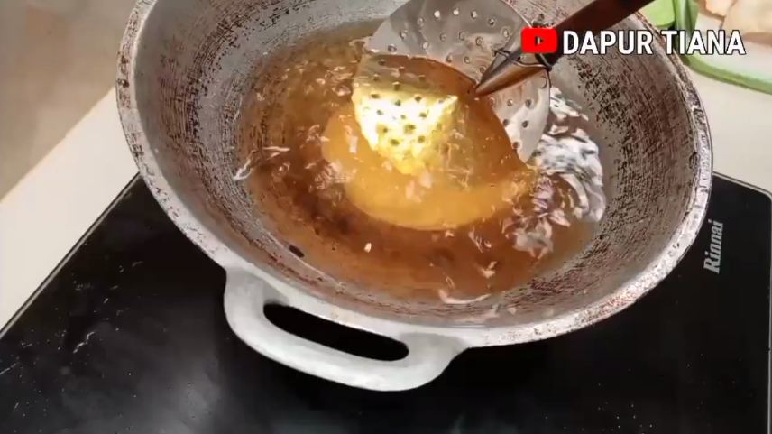 Tanpa perlu dijemur, ini trik goreng kerupuk udang agar mekar, tidak gosong, dan renyah tahan lama