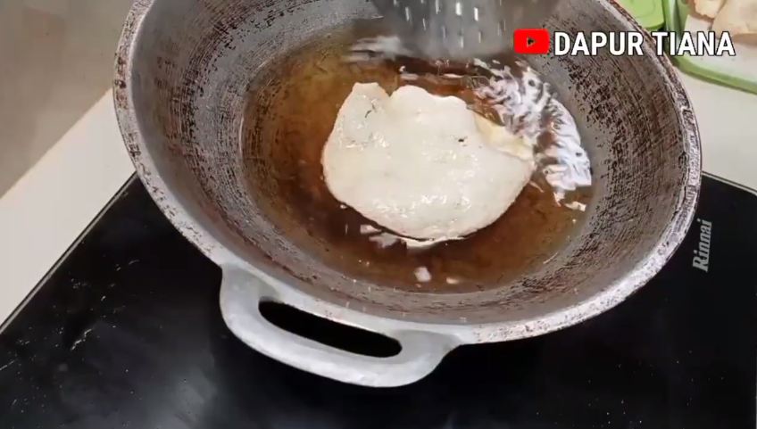 Tanpa perlu dijemur, ini trik goreng kerupuk udang agar mekar, tidak gosong, dan renyah tahan lama