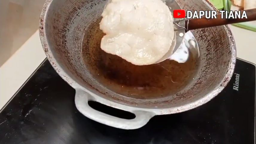 Tanpa perlu dijemur, ini trik goreng kerupuk udang agar mekar, tidak gosong, dan renyah tahan lama