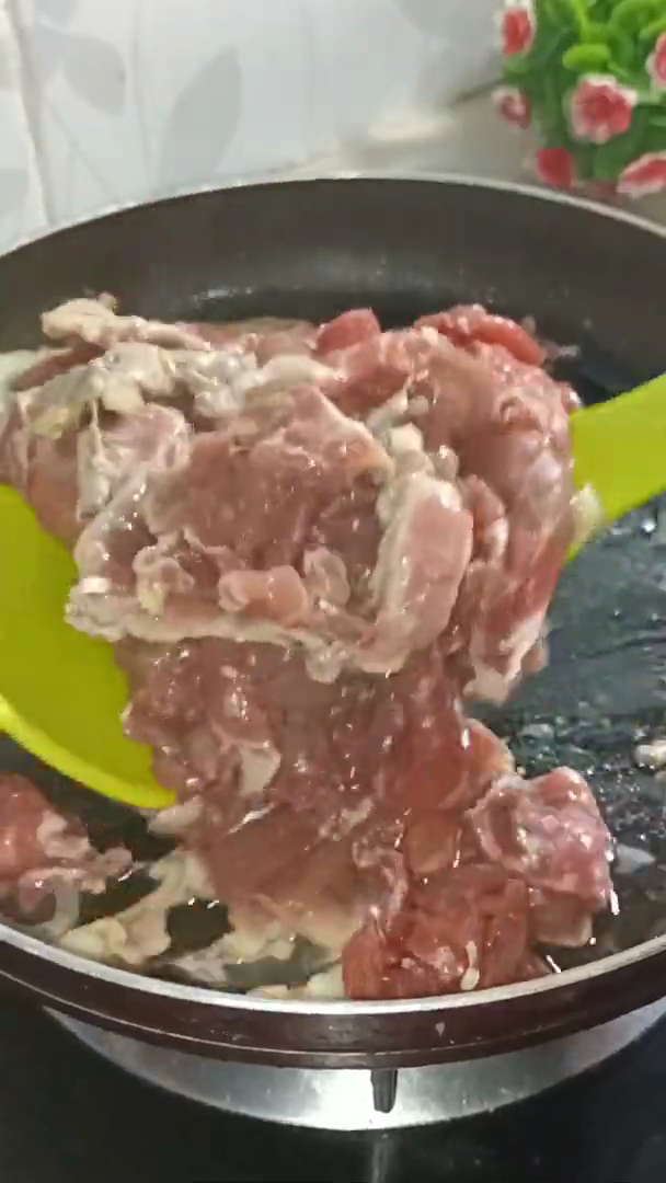 Nggak sampai lima menit, ini trik masak beef slice agar empuk, enak, dan bumbu meresap sempurna