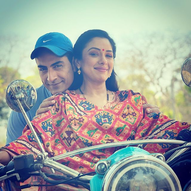 Rupali Ganguly Sudanshu Pandey di luar syuting © Instagram