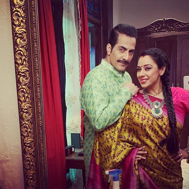Rupali Ganguly Sudanshu Pandey di luar syuting © Instagram