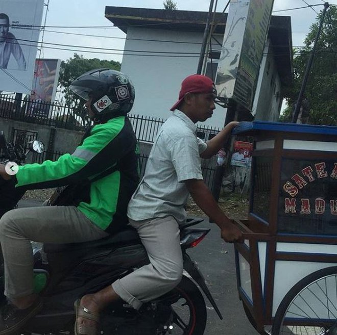 ojek online bawa penumpang dan barang © Instagram