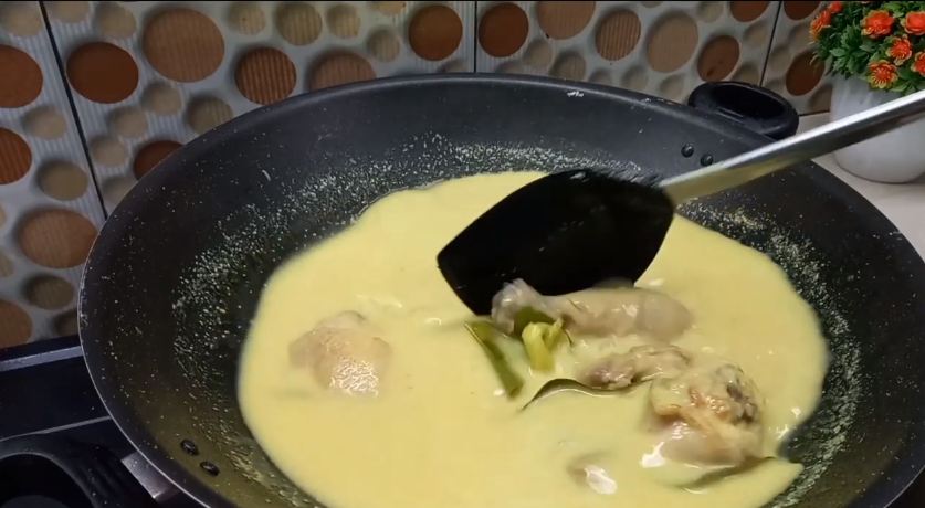 Pakai dua bahan dapur, ini trik bikin opor ayam yang lezat, antiamis dan tidak mudah hancur