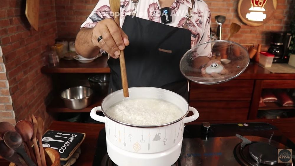 Tanpa disiram dan diaduk, cara menanak nasi ala rumah makan Padang ini cepat dan hemat gas