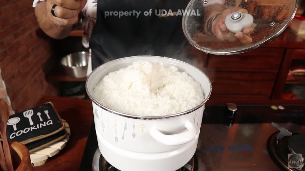 Tanpa disiram dan diaduk, cara menanak nasi ala rumah makan Padang ini cepat dan hemat gas