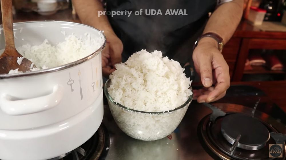 Tanpa disiram dan diaduk, cara menanak nasi ala rumah makan Padang ini cepat dan hemat gas