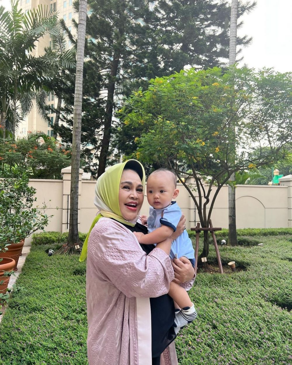 potret bintang iklan detergen kini aktif momong cucu © berbagai sumber