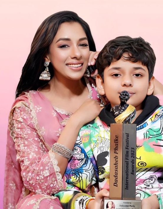 Rupali Ganguly momong anak di dunia nyata © 2023 brilio.net Rupali Ganguly momong anak di dunia nyata © 2023 brilio.net