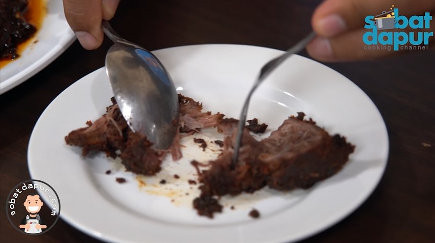Bisa jadi stok lauk awet 3 bulan, ini trik mengolah rendang hitam agar dagingnya empuk dan tak hancur