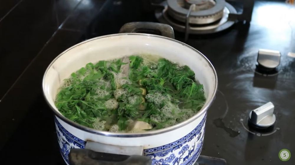 Cuma pakai satu alat dapur, ini trik merebus daun singkong agar warnanya tetap hijau