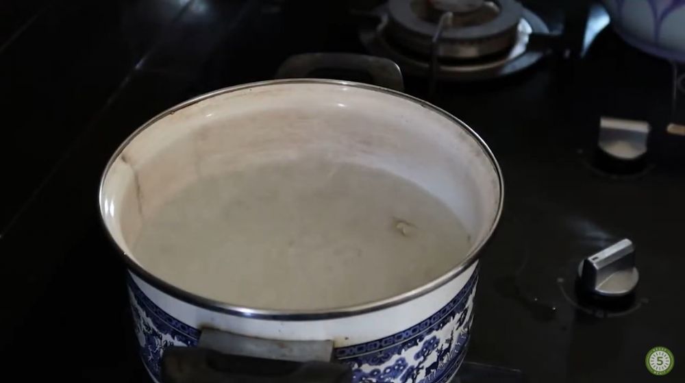 Cuma pakai satu alat dapur, ini trik merebus daun singkong agar warnanya tetap hijau