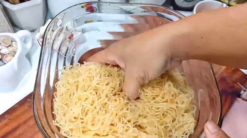 Trik bikin bihun goreng yang lezat, tidak mudah putus dan warnanya cokelat merata