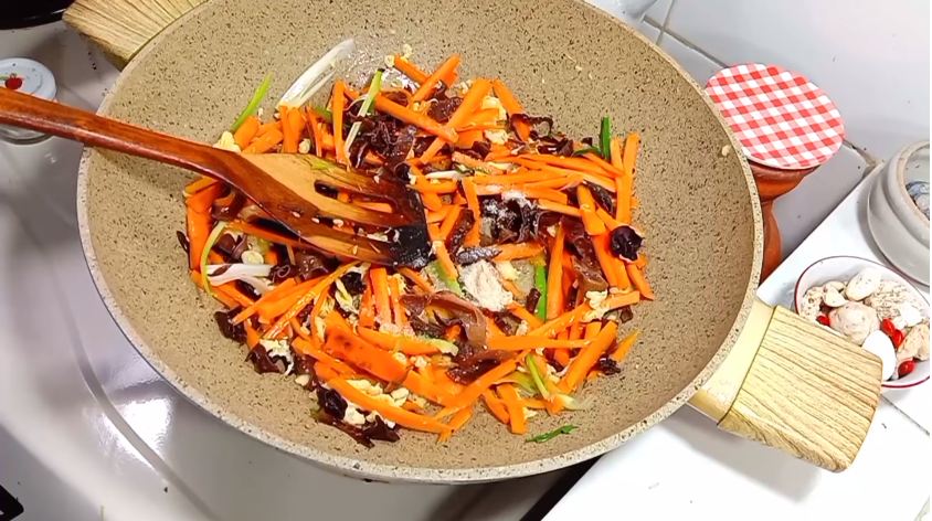 Trik bikin bihun goreng yang lezat, tidak mudah putus dan warnanya cokelat merata