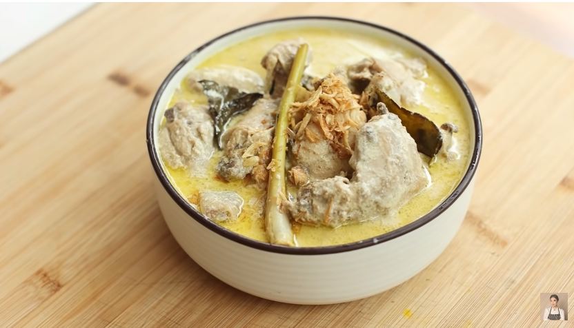 Masakan opor ayam ala 11 seleb, punya Ussy Sulistiawaty pakai resep turun temurun