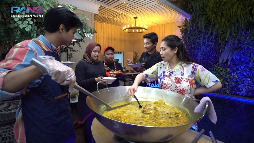 Masakan opor ayam ala 11 seleb, punya Ussy Sulistiawaty pakai resep turun temurun