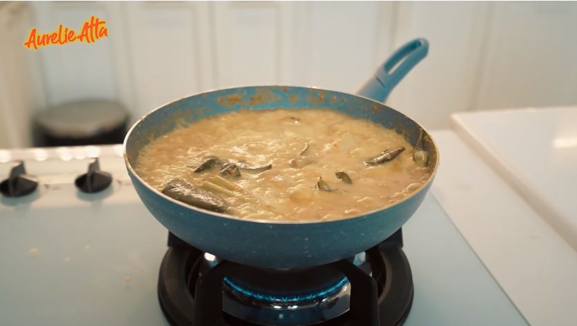 Masakan opor ayam ala 11 seleb, punya Ussy Sulistiawaty pakai resep turun temurun