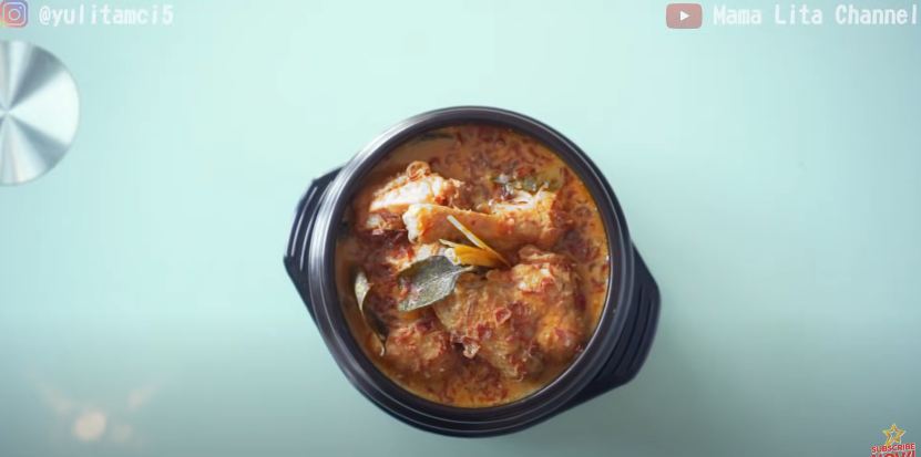 Masakan opor ayam ala 11 seleb, punya Ussy Sulistiawaty pakai resep turun temurun