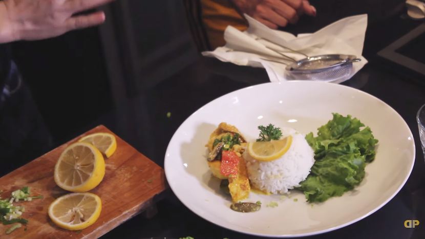 Masakan opor ayam ala 11 seleb, punya Ussy Sulistiawaty pakai resep turun temurun