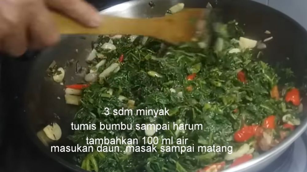 Tanpa direbus, ini trik bikin tumis daun pepaya agar rasanya tak pahit