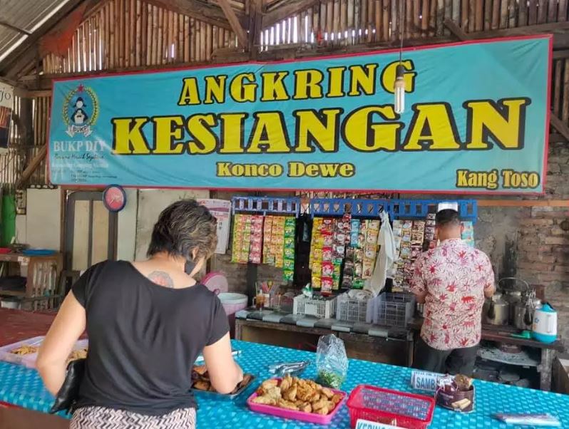 Tulisan lucu di spanduk angkringan Berbagai sumber