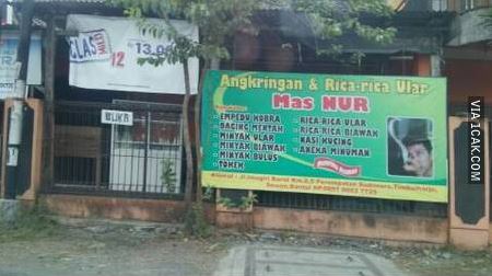 Tulisan lucu di spanduk angkringan Berbagai sumber