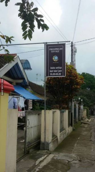 Tulisan lucu di spanduk angkringan Berbagai sumber