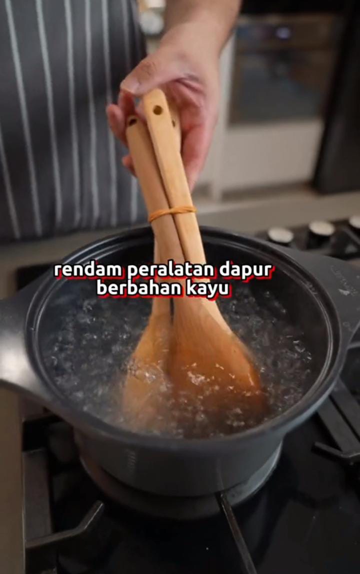 Tanpa sabun dan nggak perlu digosok, ini cara bersihkan spatula kayu pakai 2 bahan dapur