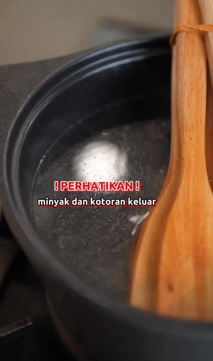 Tanpa sabun dan nggak perlu digosok, ini cara bersihkan spatula kayu pakai 2 bahan dapur