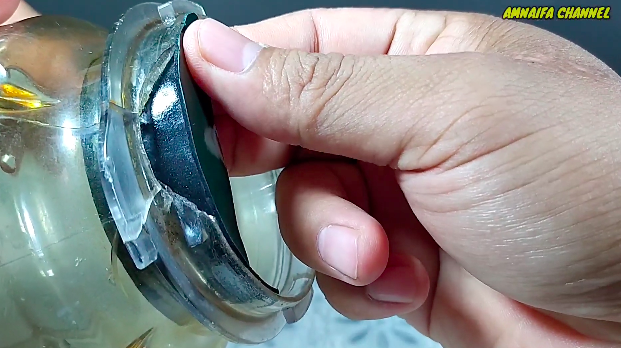 Jangan langsung dibuang, ini cara perbaiki gelas blender yang pecah pakai satu bahan dapur