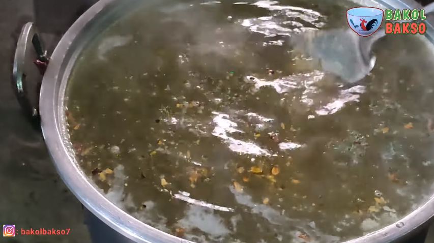 Tanpa lemak dan tulang sapi, ini cara bikin kuah bakso yang bening, harum, dan gurih