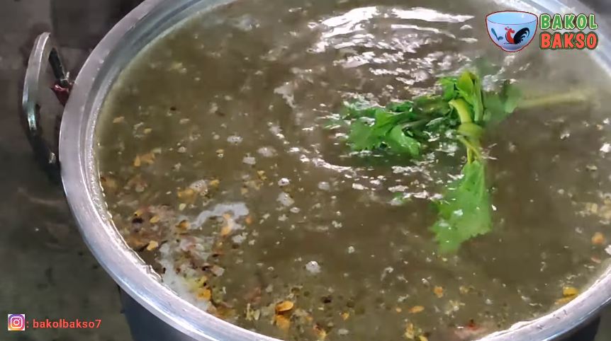 Tanpa lemak dan tulang sapi, ini cara bikin kuah bakso yang bening, harum, dan gurih